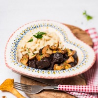 Gamsragout mit Eierschwammerln und Spätzle