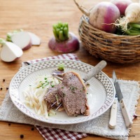 Gekochtes Rindfleisch mit weißen Rüben