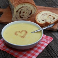  Gelbe Suppe mit „Wazan“ (Gegendtaler Kirchtagssuppe mit Reindling)