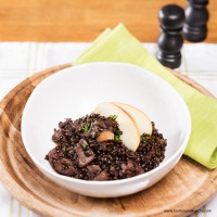 Hendlragout mit Beluga-Linsen und Äpfeln