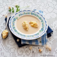 Montafoner  „Sura Kees“-Rahmsuppe mit Käse-Grießnockerln