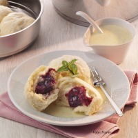 Kirschdampflinge mit Vanillesauce