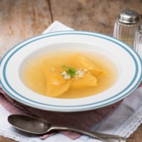 Klare Pastinakensuppe mit Puten-Ravioli