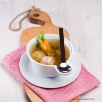 Klare Gemüsesuppe mit Schinkenknödeln und Estragon