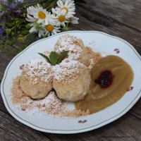 Knödel aus Bröseltopfen mit Apfelmus und Grantn