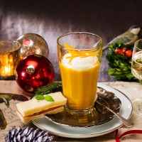 Kürbis-Kokos-Suppe mit Schlagobershäubchen und Lachs-Sandwiches