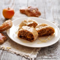 Lebkuchenstrudel mit Äpfeln und Sauerrahm