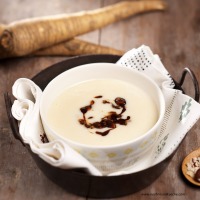 Pastinakensuppe mit Balsamico-Haselnüssen