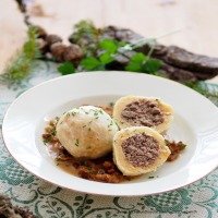 Mit Wildfleisch gefüllte Knödel