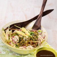 Pikanter Spätzlesalat mit Wurst, Gemüse und Kernölmarinade