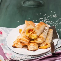 Strudelteigröllchen mit Reis und Trockenfrüchten