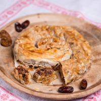 Strudeltorte mit Äpfeln und Trockenfrüchten