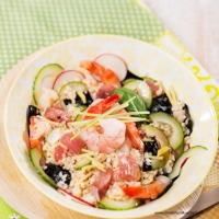 Reissalat mit rohem Fisch und Limetten-Wasabi-Dressing