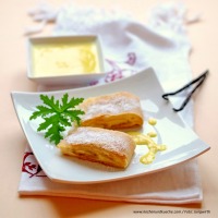 Topfenstrudel mit Vanillesauce