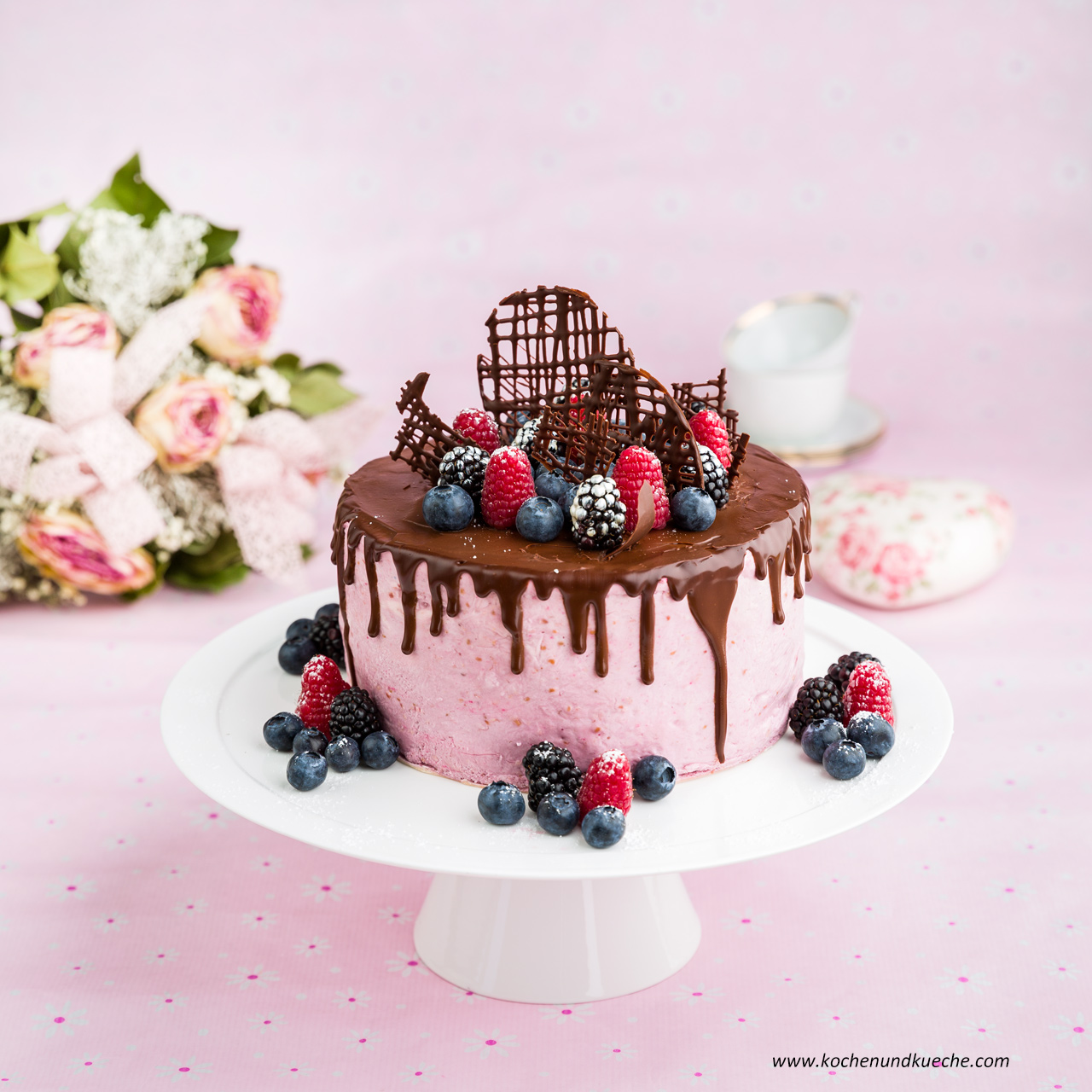 Waldbeer-Joghurt-Torte mit Schokoladenglasur und frischen Früchten ...